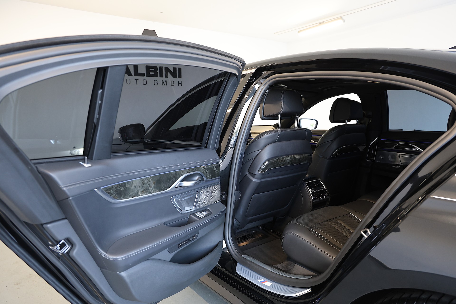 BMW 750d M-Sport xDrive SAG-image-14
