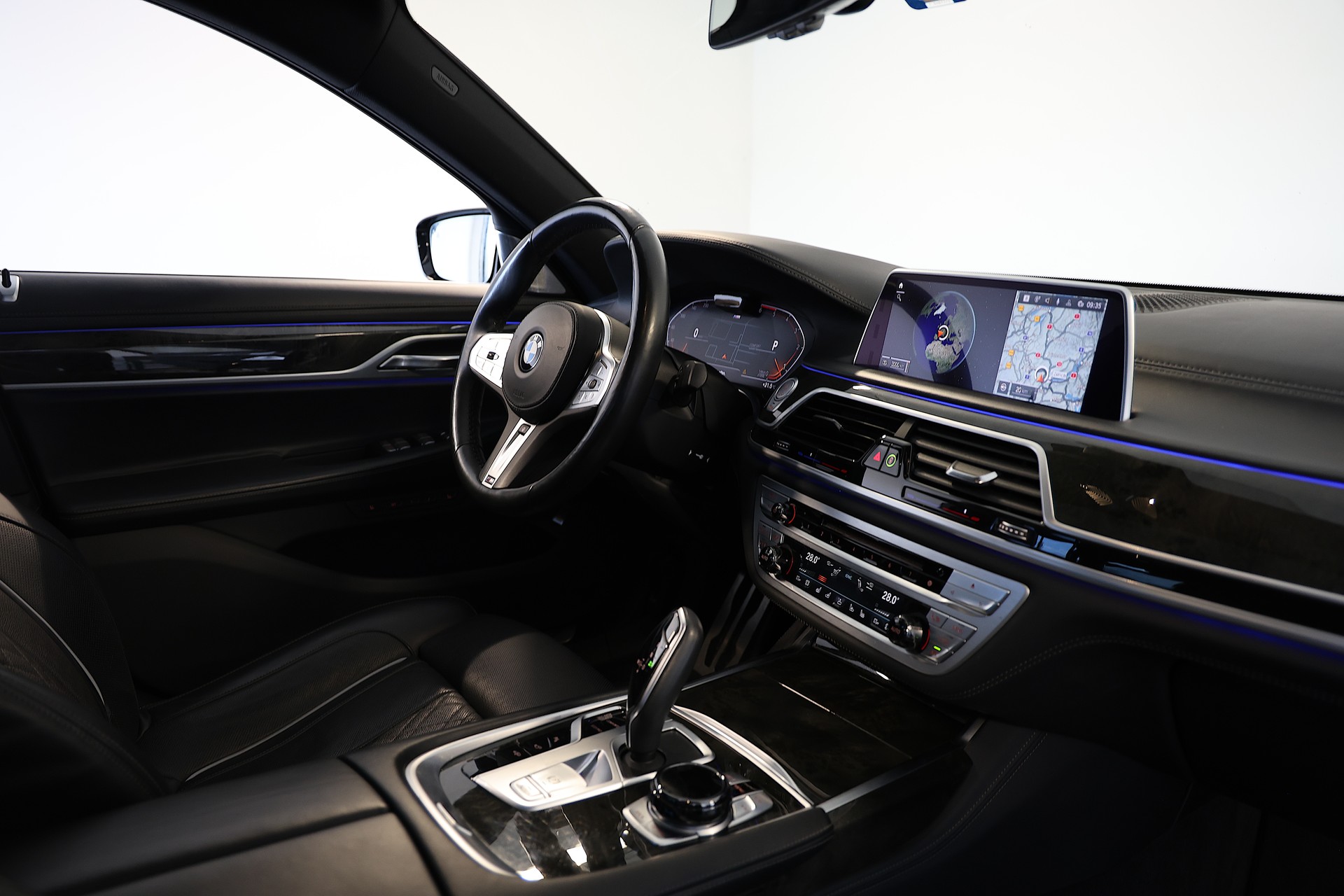 BMW 750d M-Sport xDrive SAG-image-13