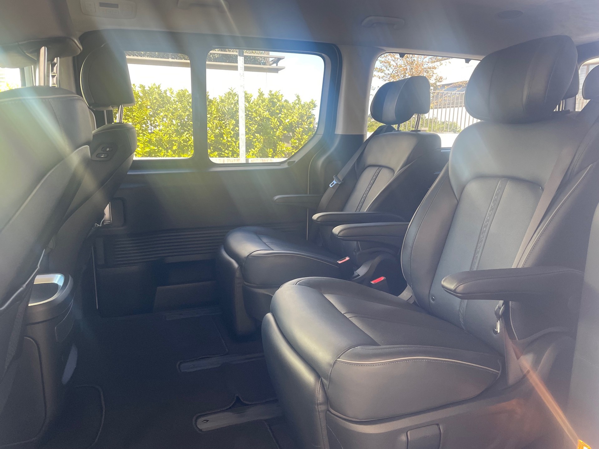 HYUNDAI Staria Premium 2.2 CRDi Vertex 4WD , 8 St.-Automat, 7 Sitze, Leder, Sitzh.-Kühlung, Navigation usw. Werksgarantie!-image-9