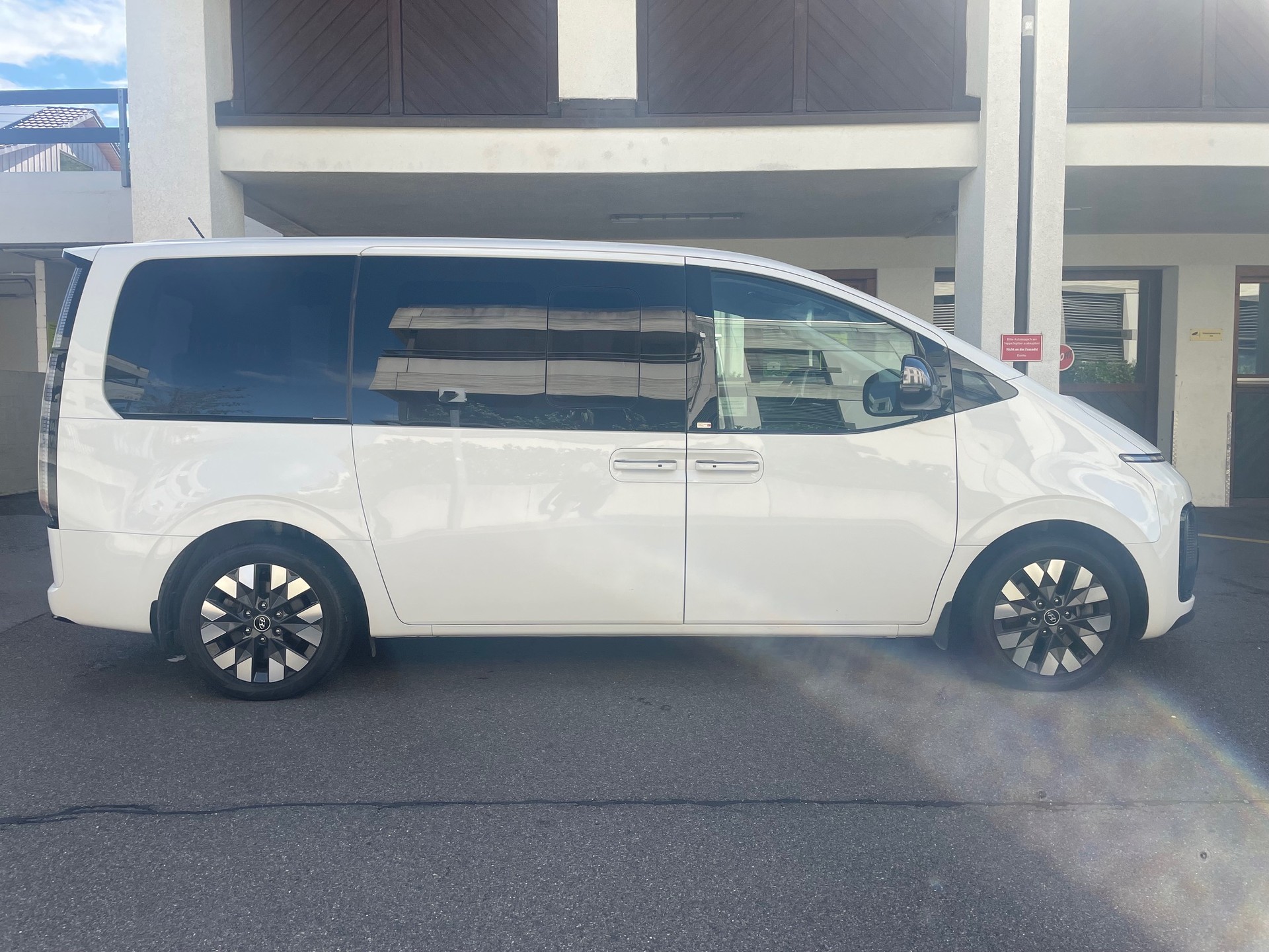 HYUNDAI Staria Premium 2.2 CRDi Vertex 4WD , 8 St.-Automat, 7 Sitze, Leder, Sitzh.-Kühlung, Navigation usw. Werksgarantie!-image-1