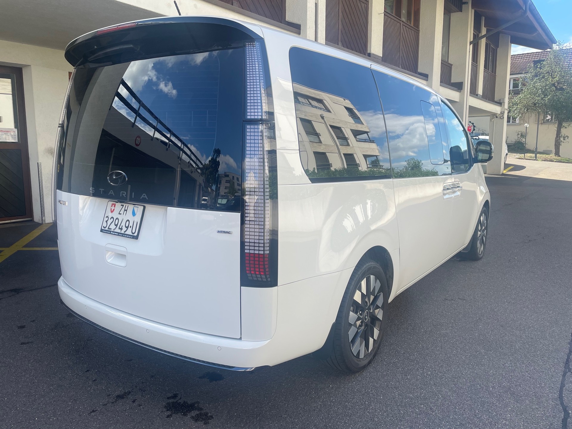 HYUNDAI Staria Premium 2.2 CRDi Vertex 4WD , 8 St.-Automat, 7 Sitze, Leder, Sitzh.-Kühlung, Navigation usw. Werksgarantie!-image-2