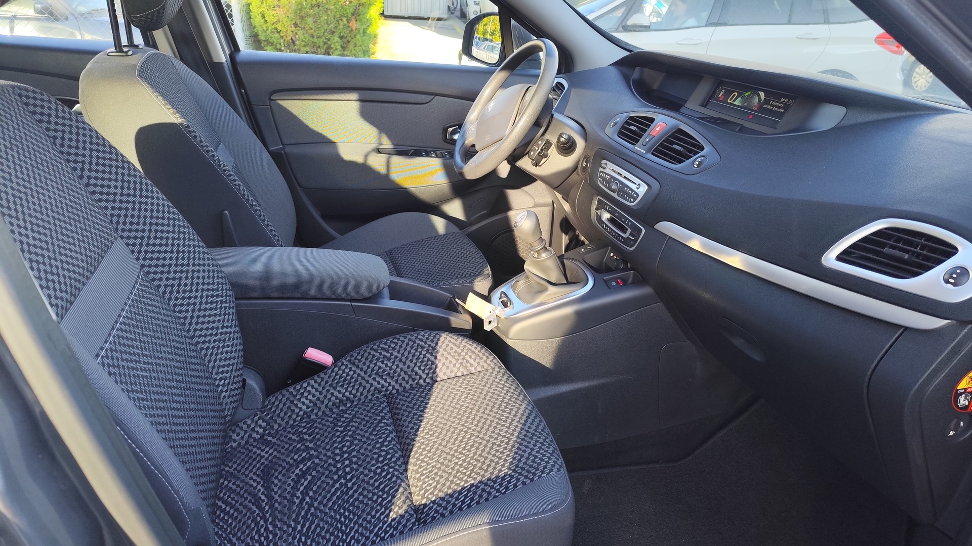 RENAULT Scénic 1.4 16V Turbo Dynamique-image-8