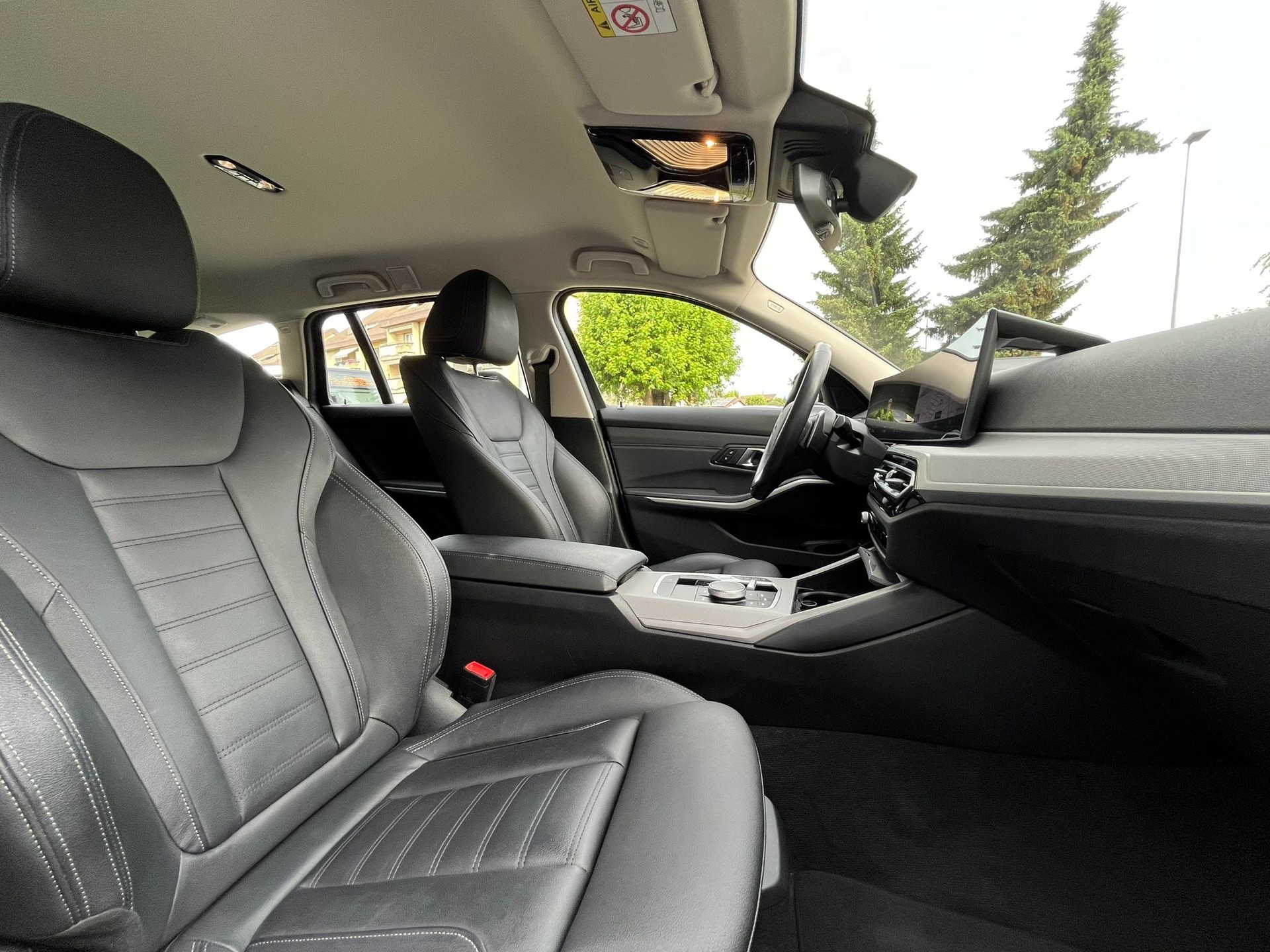 BMW 320d xDrive 48V Touring Steptronic-image-9