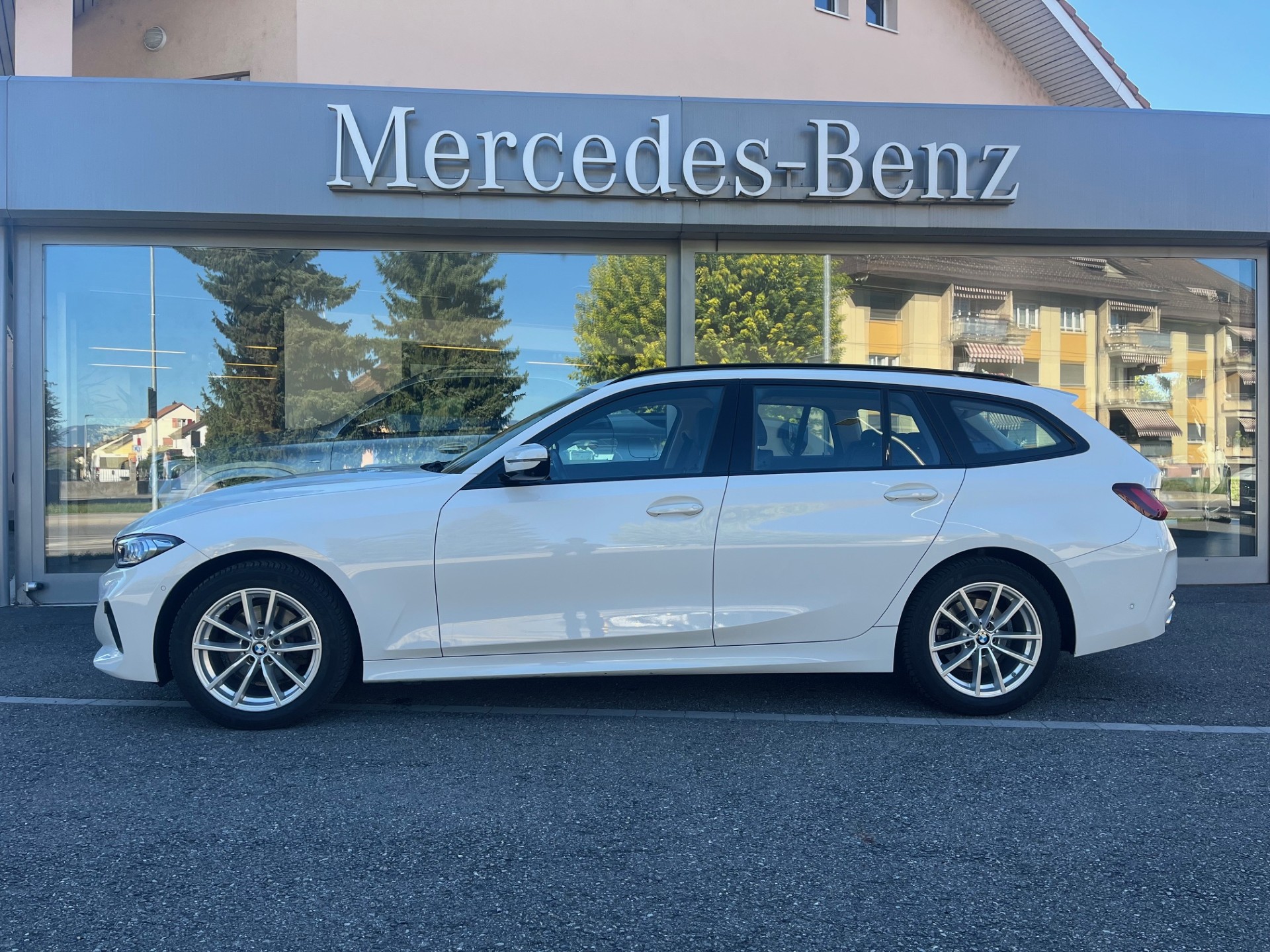 BMW 320d xDrive 48V Touring Steptronic-image-2