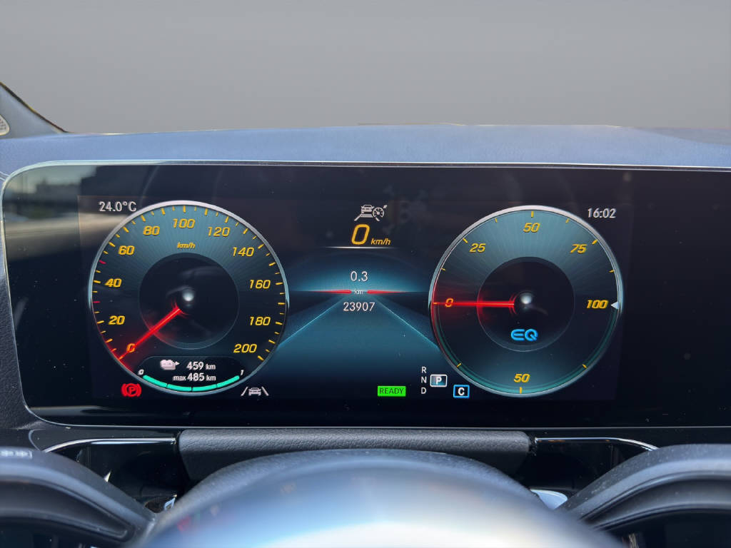 MERCEDES-BENZ EQA 250 AMG Line-image-9