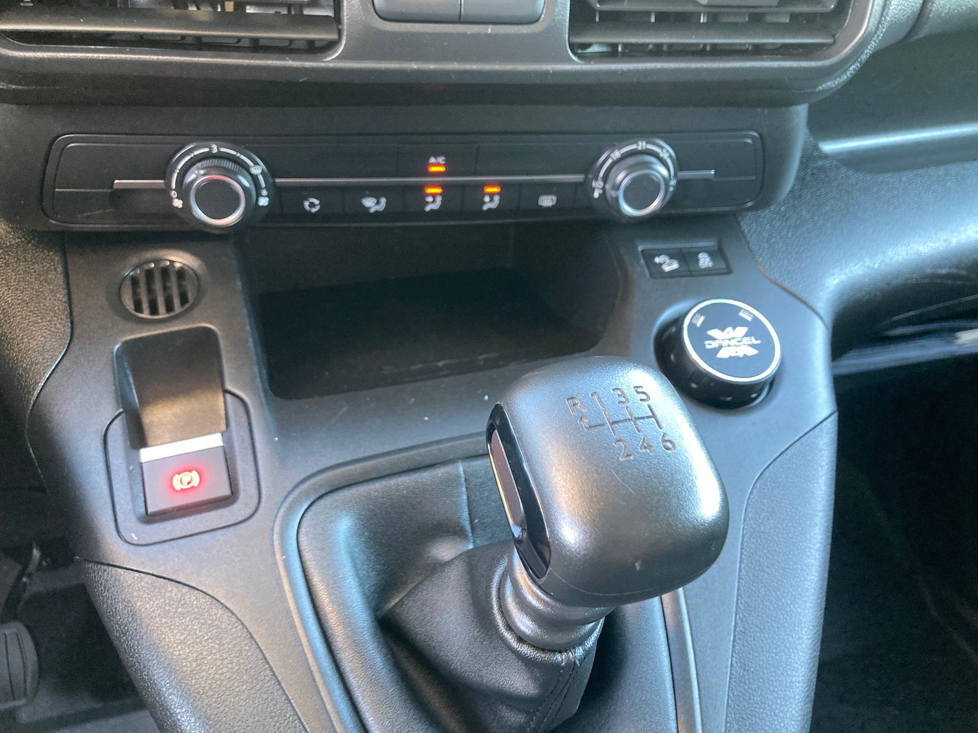 PEUGEOT Partner 1.5 Blue HDi s/s Premium Long 1000kg 4x4-image-11
