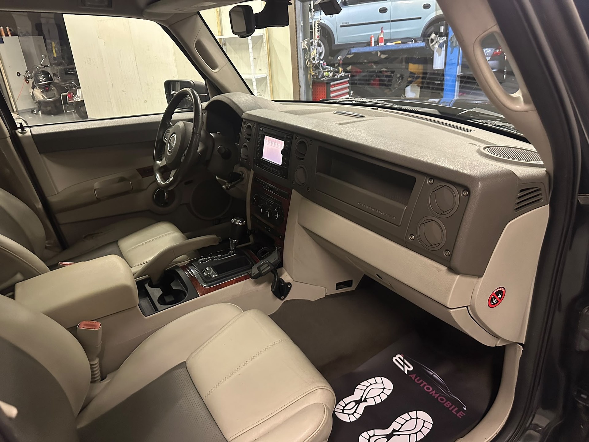 JEEP Commander 3.0 CRD Limited Automatic-image-9