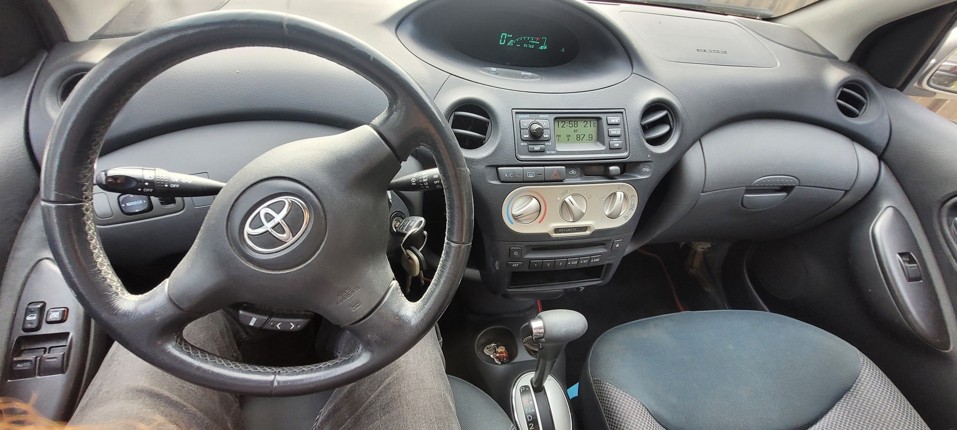 TOYOTA Yaris 1.3 Linea Luna-image-11