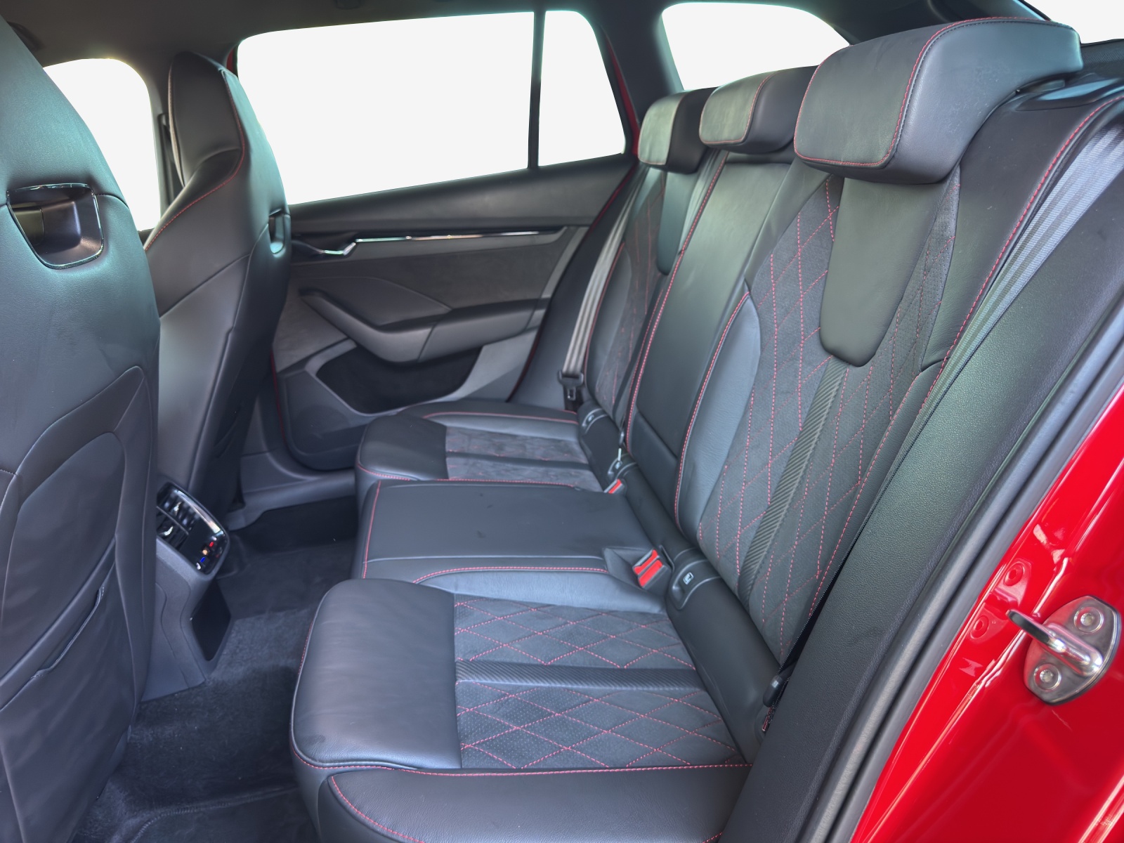 SKODA Octavia Combi 2.0 TDI DSG RS 4x4-image-11