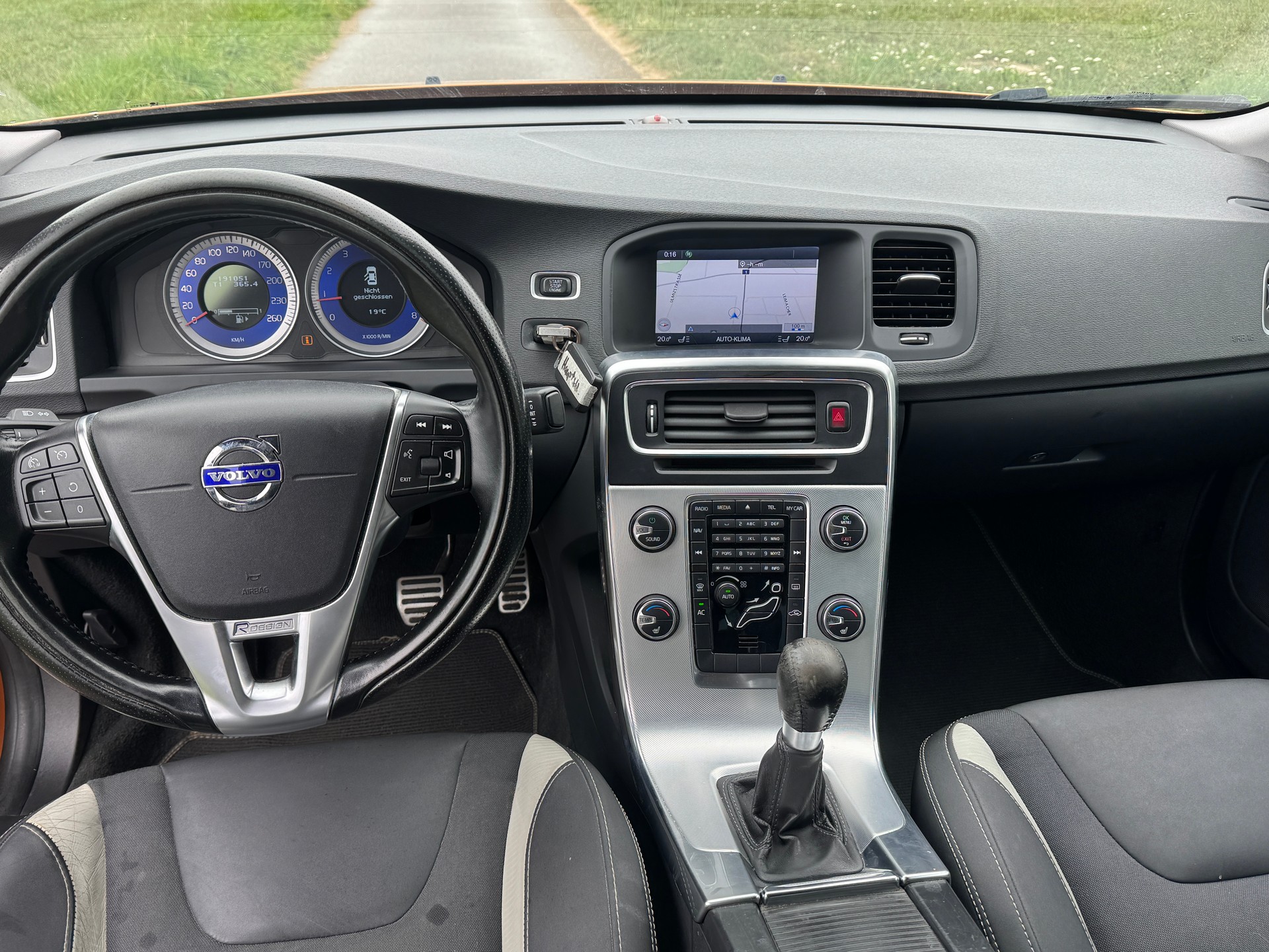 VOLVO S60 T5 R-Design-image-7