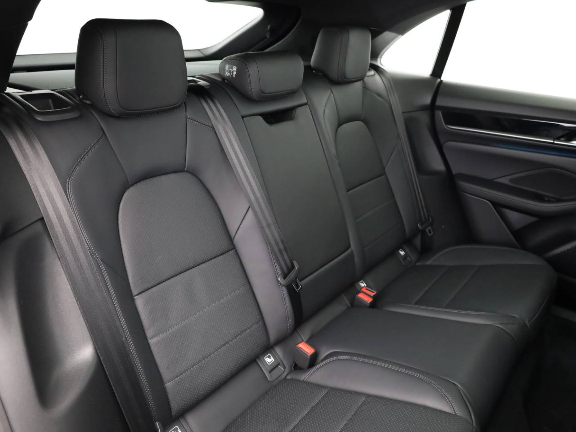 PORSCHE Macan 4S-image-17