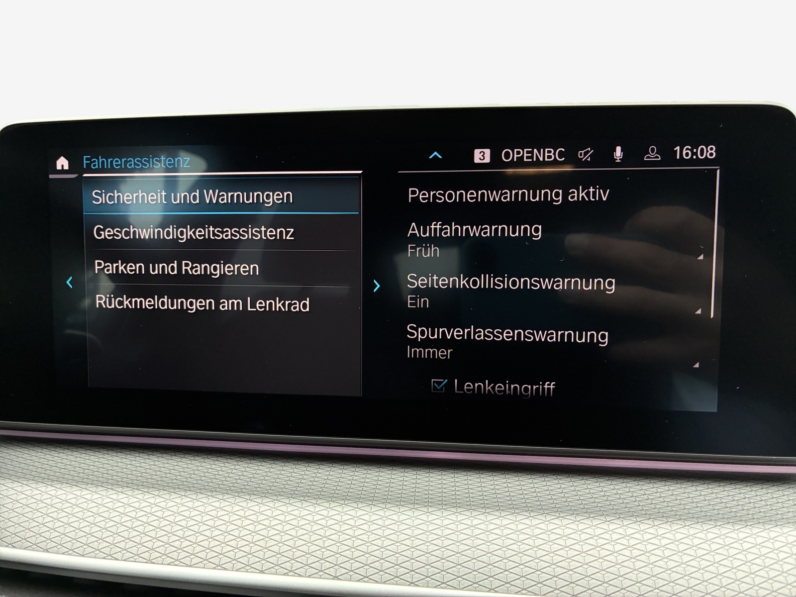 BMW 530e xDrive Pure M Sport Edition Steptronic-image-13