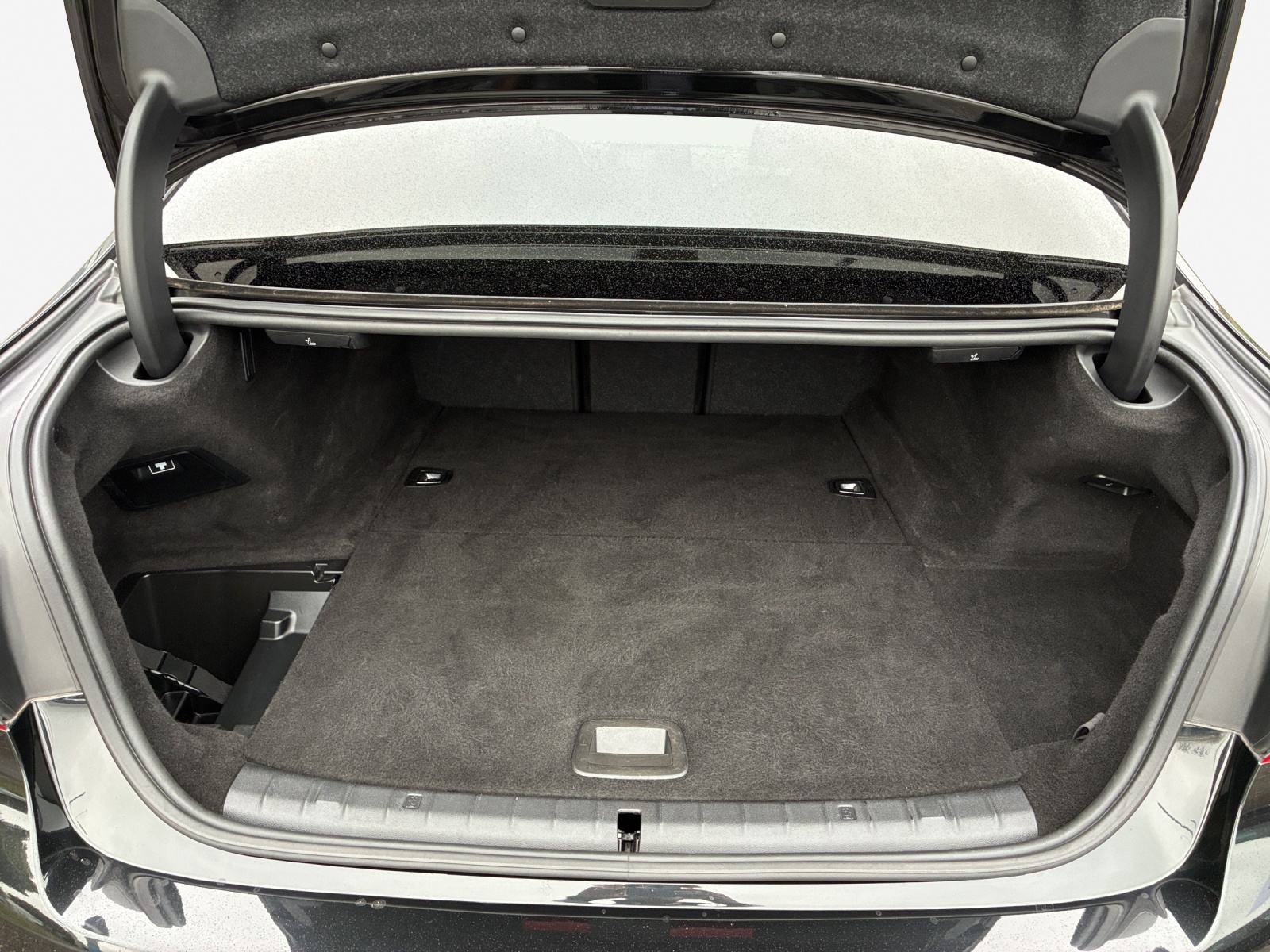 BMW 530e xDrive Pure M Sport Edition Steptronic-image-12