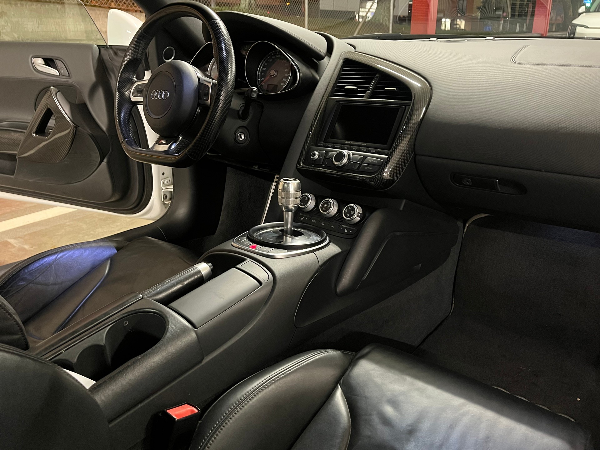 AUDI R8 Coupé 4.2-image-12