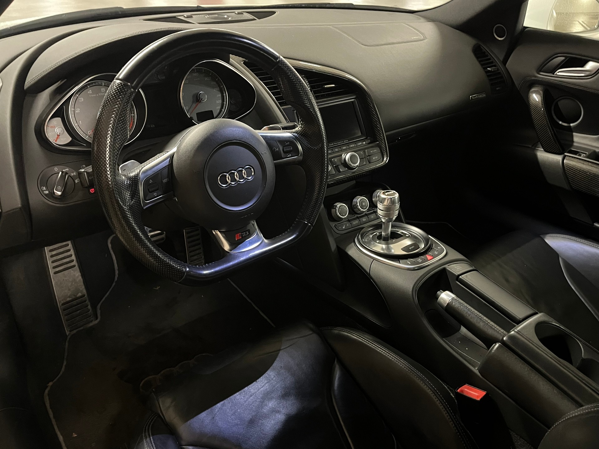 AUDI R8 Coupé 4.2-image-9