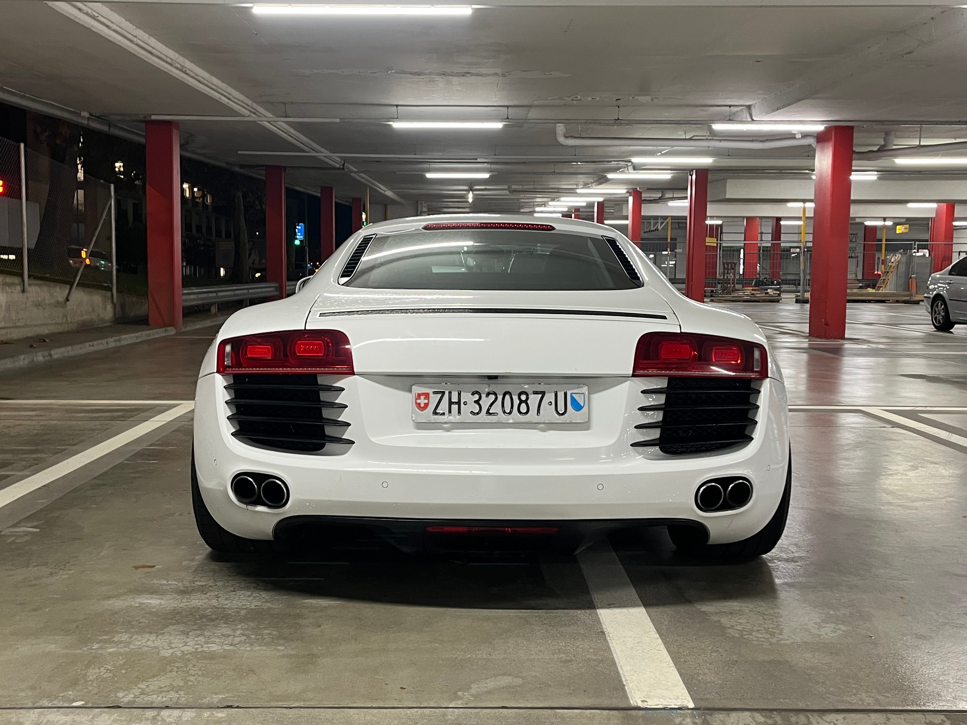 AUDI R8 Coupé 4.2-image-7