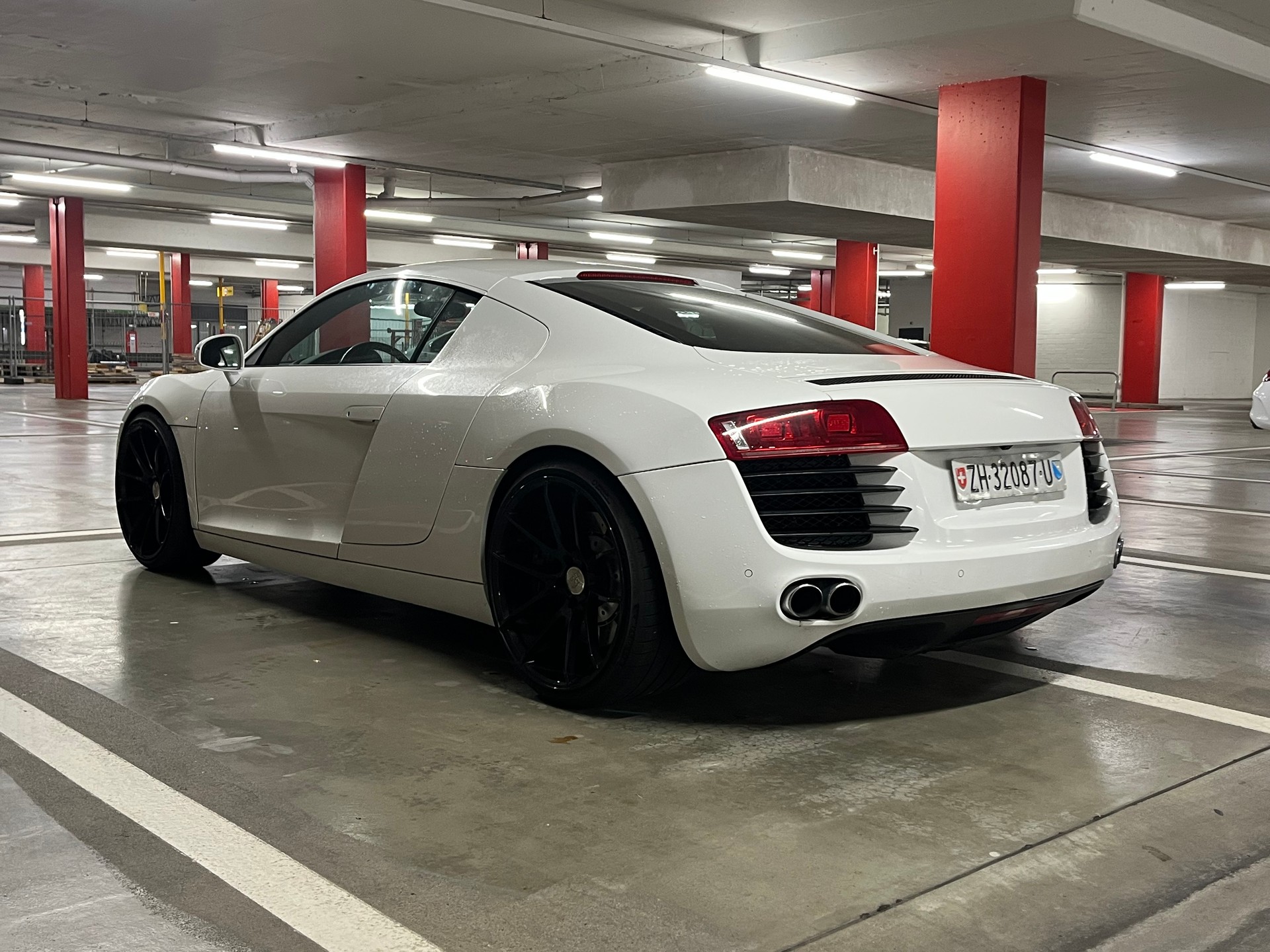 AUDI R8 Coupé 4.2-image-8