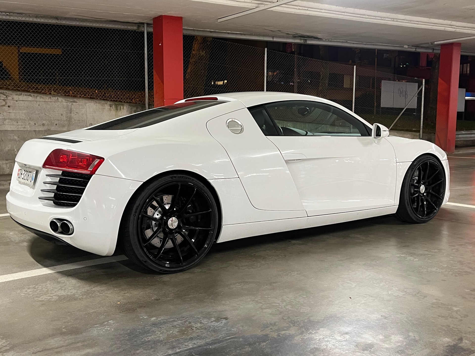 AUDI R8 Coupé 4.2-image-6