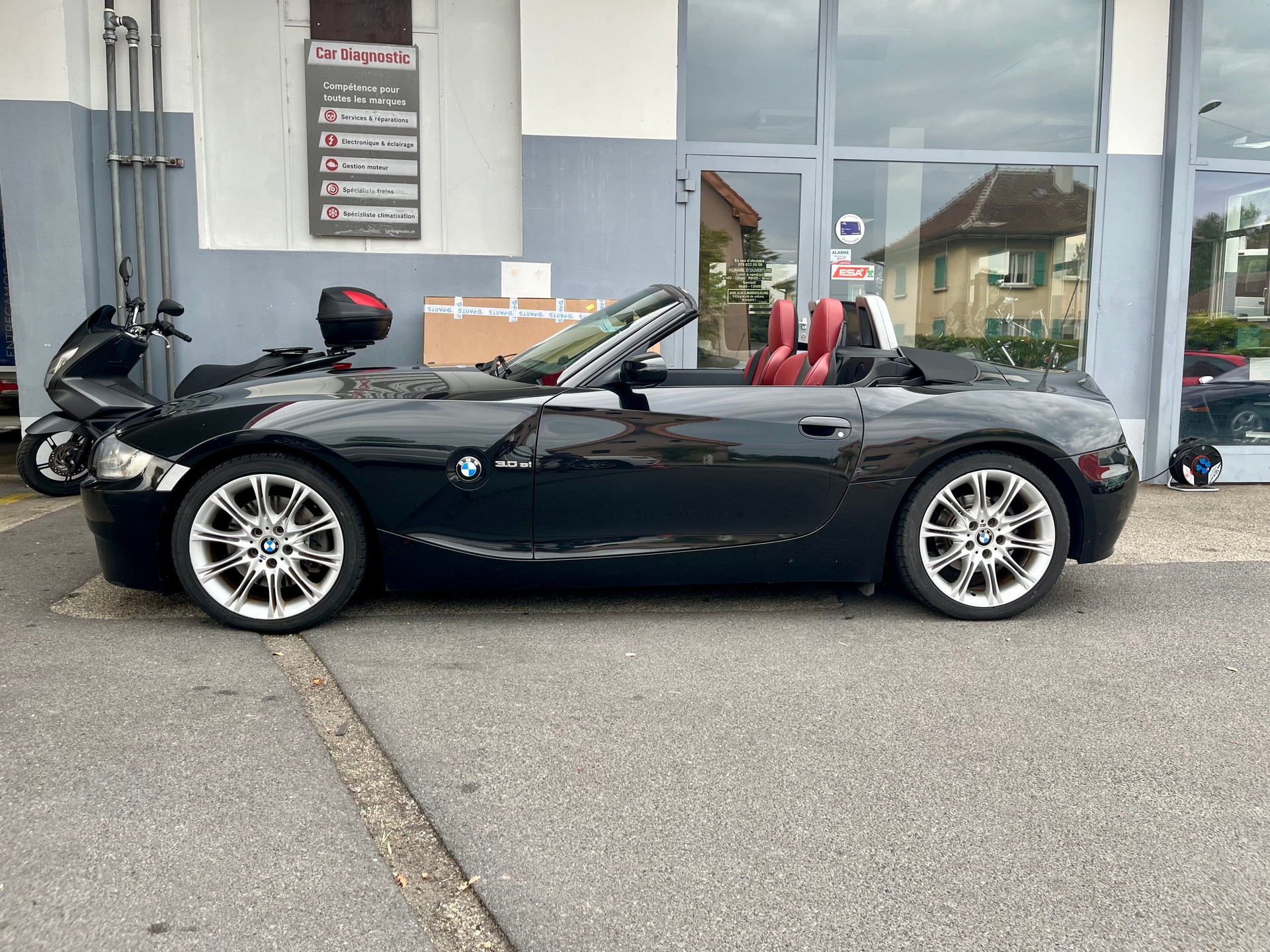 BMW Z4 3.0si Roadster-showroom-element-1