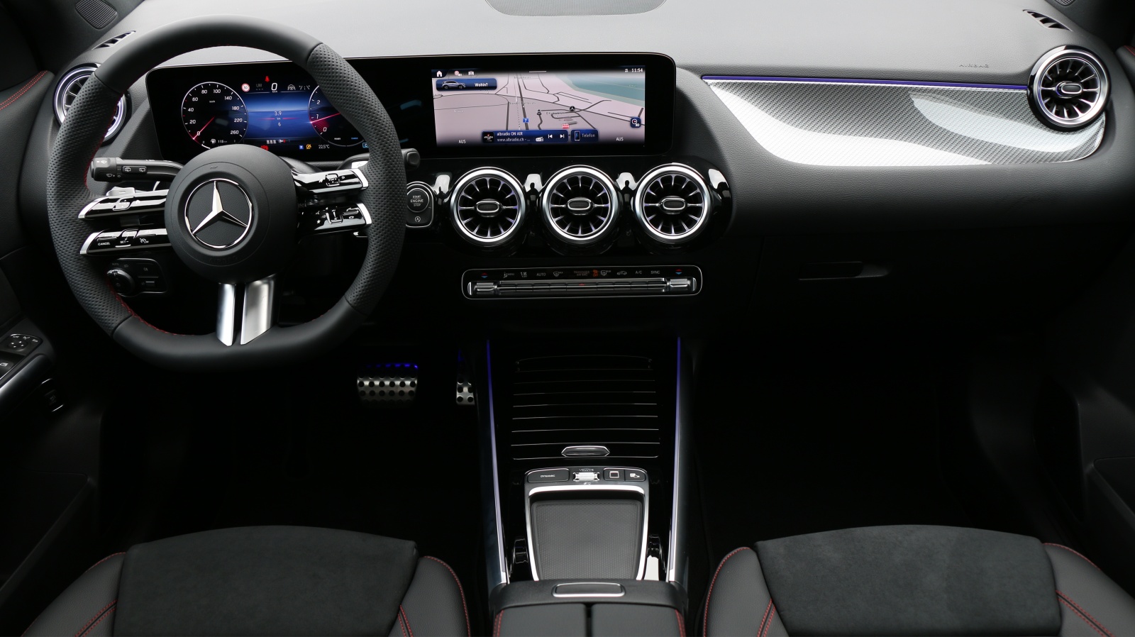 MERCEDES-BENZ GLA 200 7G-DCT Night Star-image-4