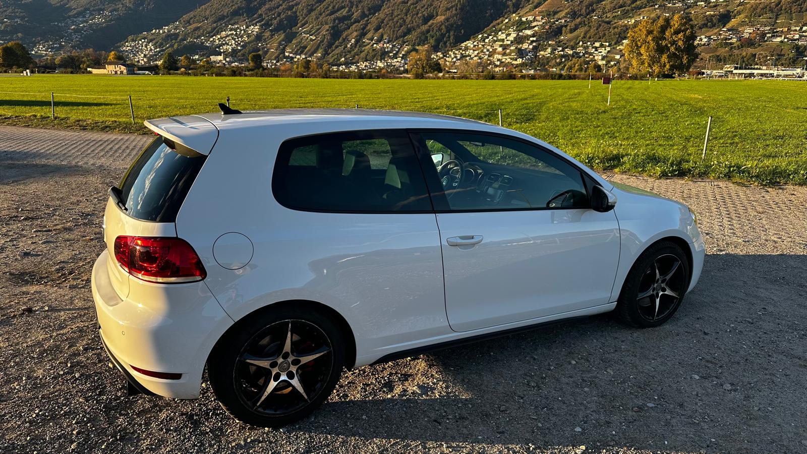 VW Golf 2.0 TSI GTI-image-3