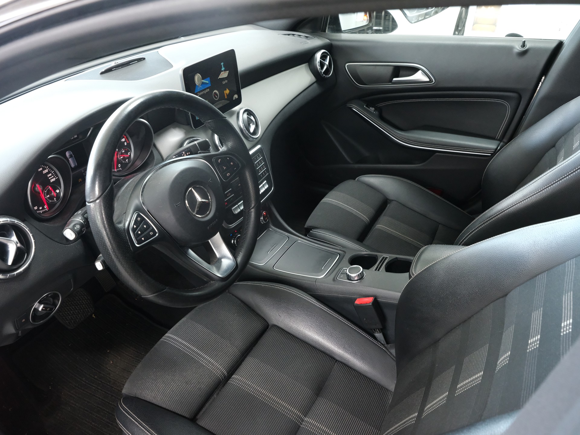 MERCEDES-BENZ CLA Shooting Brake 200 7G-DCT-image-9