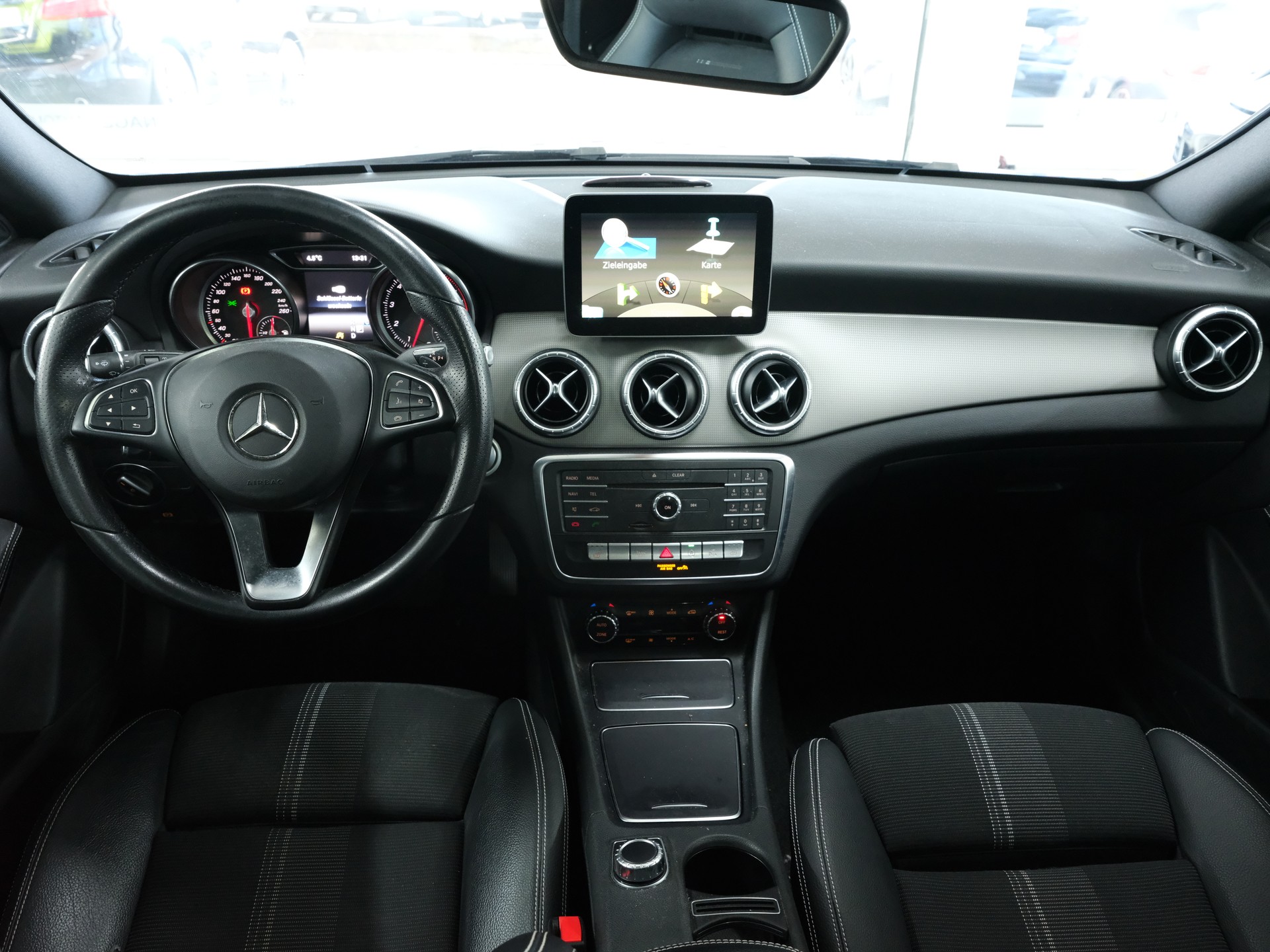 MERCEDES-BENZ CLA Shooting Brake 200 7G-DCT-image-12