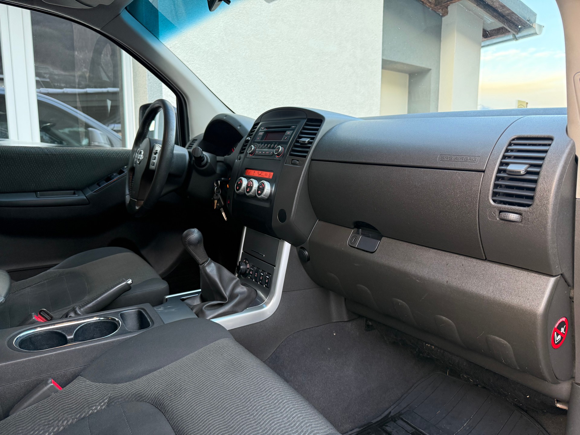 NISSAN Navara Double Cab SE 2.5 dCi 4WD LB-image-12
