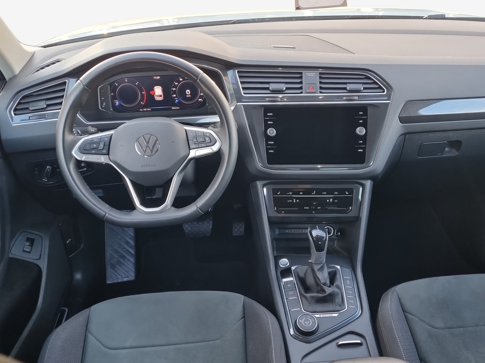VW Tiguan 2.0 TDI SCR Elegance 4Motion DSG-image-8
