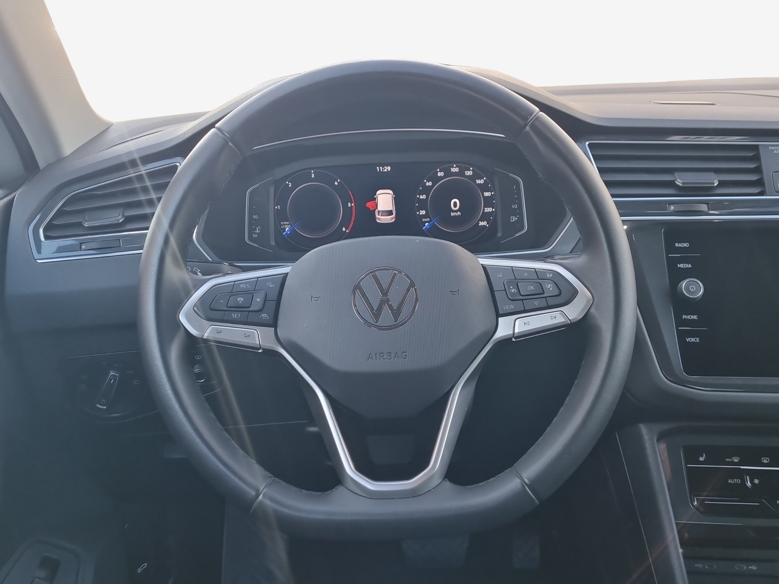 VW Tiguan 2.0 TDI SCR Elegance 4Motion DSG-image-9