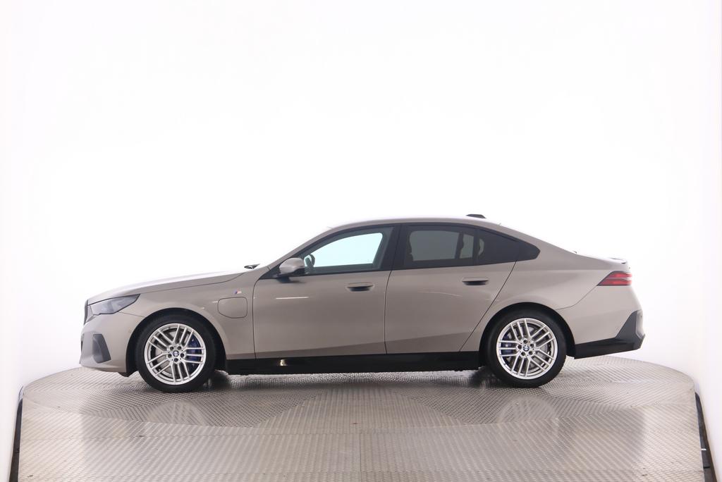 BMW 550e xDrive-showroom-element-3