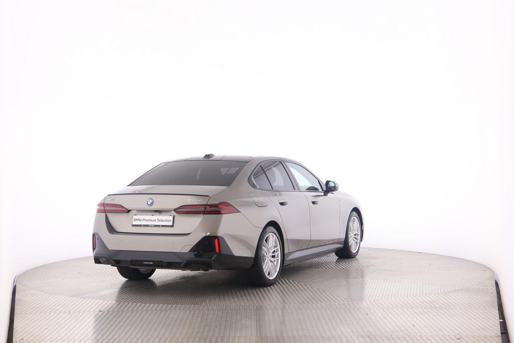 BMW 550e xDrive-showroom-element-1