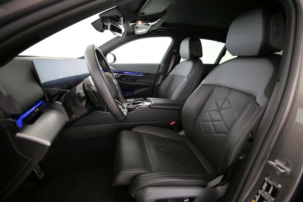 BMW 550e xDrive-showroom-element-2