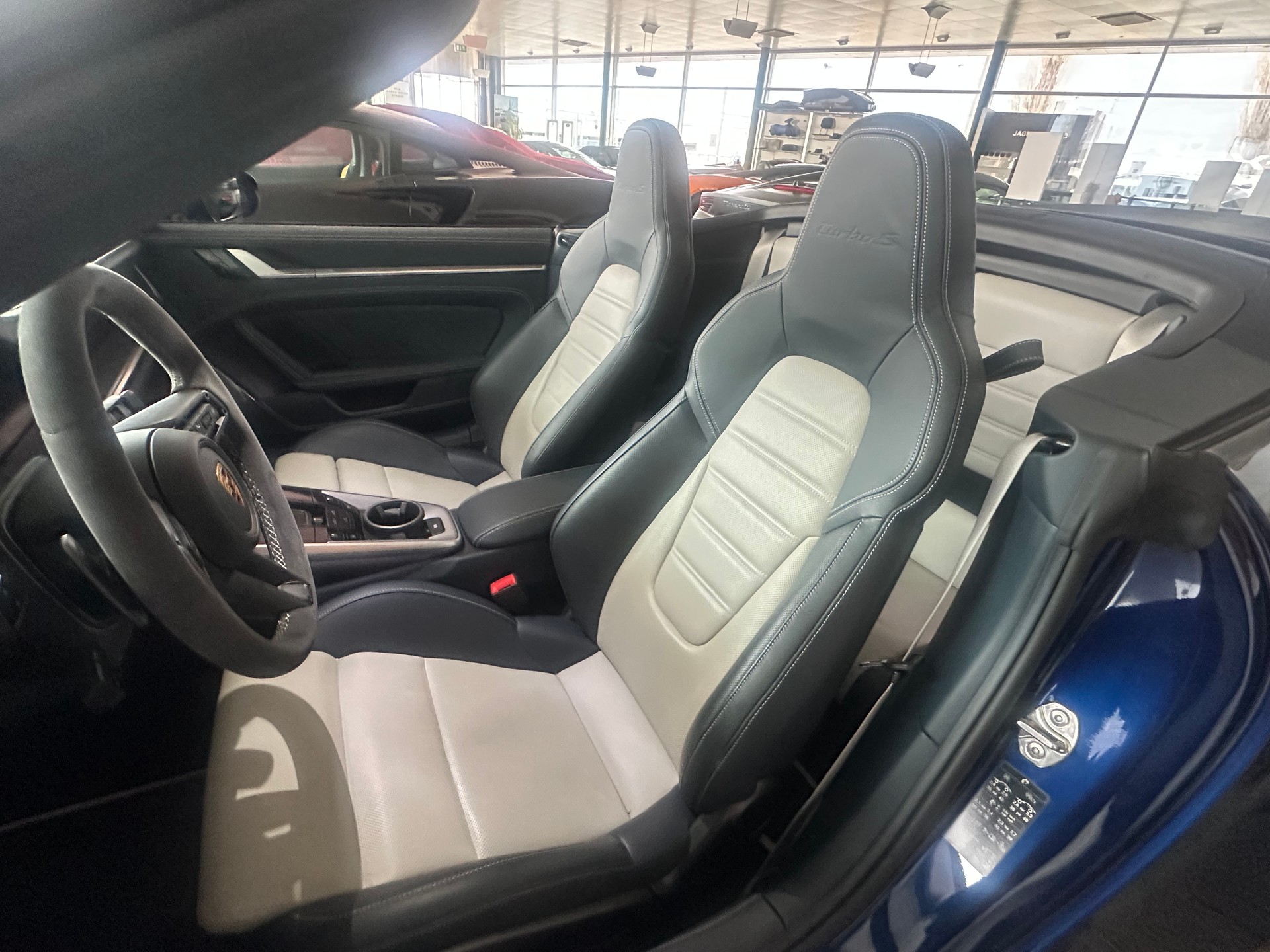 PORSCHE 911 Turbo S Cabriolet PDK-image-9