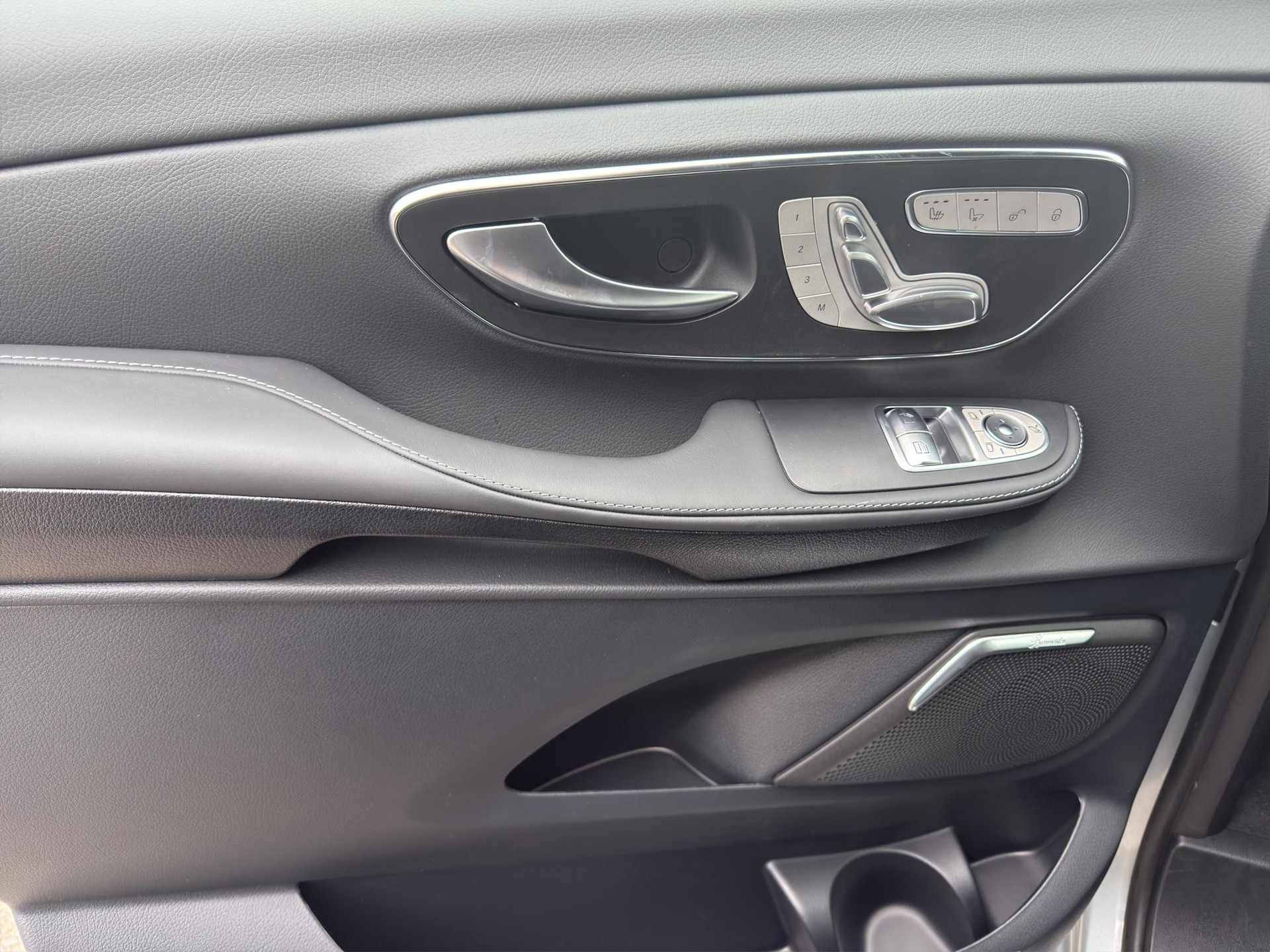 MERCEDES-BENZ V 300 d Swiss Ed. lang 4matic Van-image-11