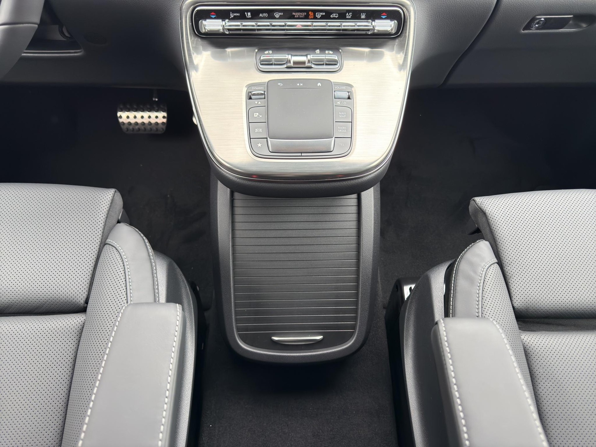 MERCEDES-BENZ V 300 d Swiss Ed. lang 4matic Van-image-15