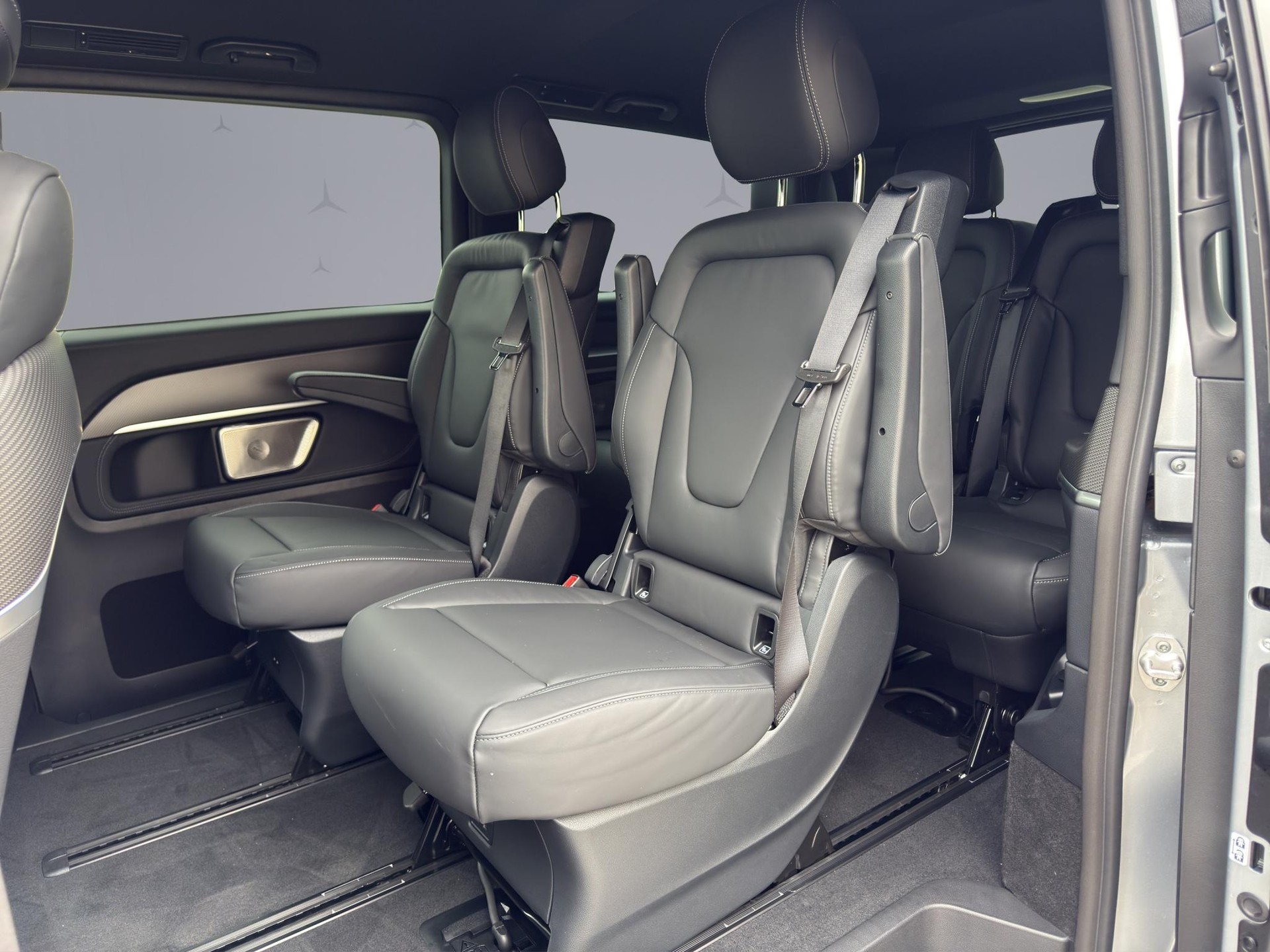 MERCEDES-BENZ V 300 d Swiss Ed. lang 4matic Van-image-13