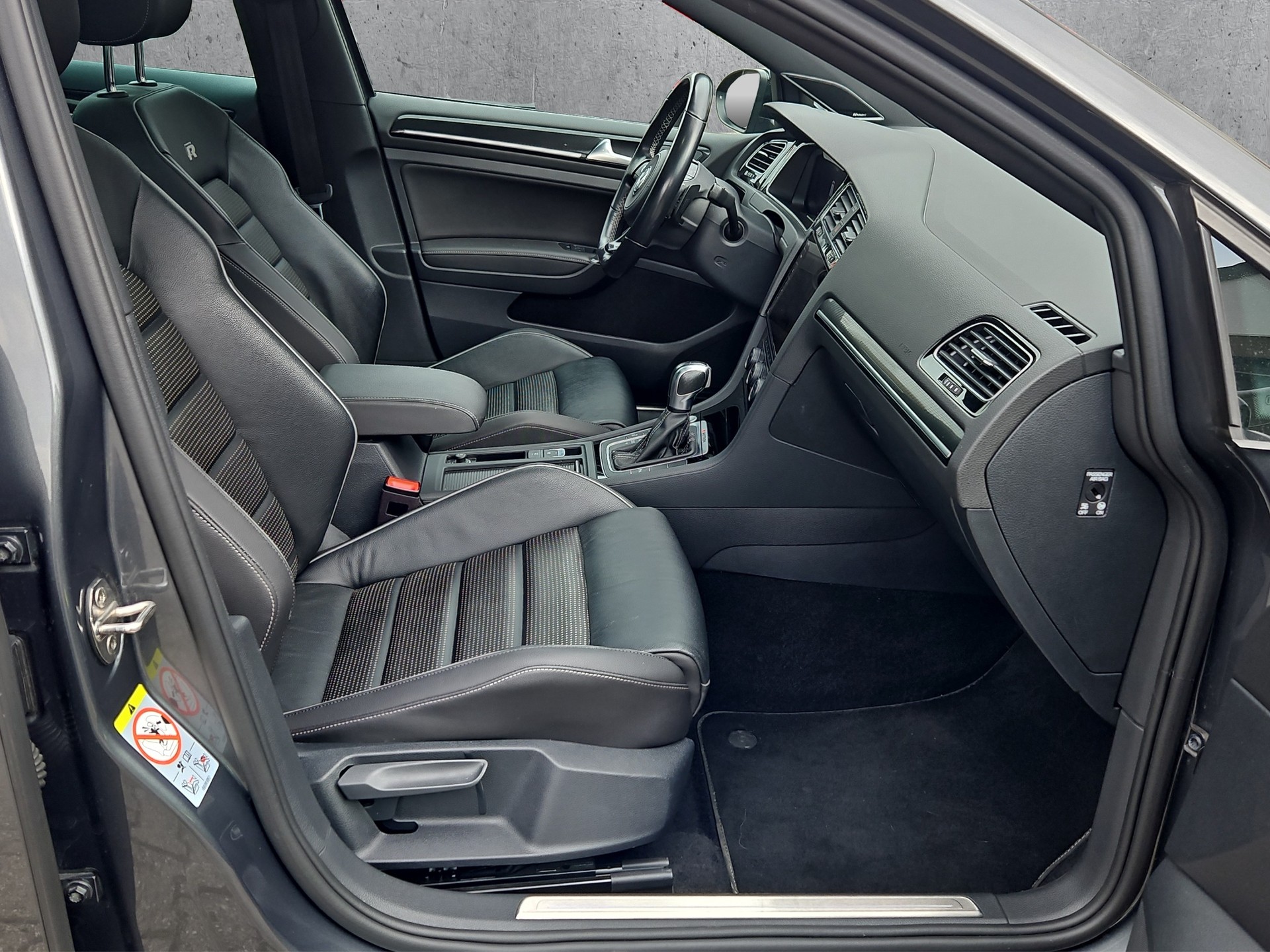 VW Golf Variant 2.0 TSI R 4Motion DSG-image-11