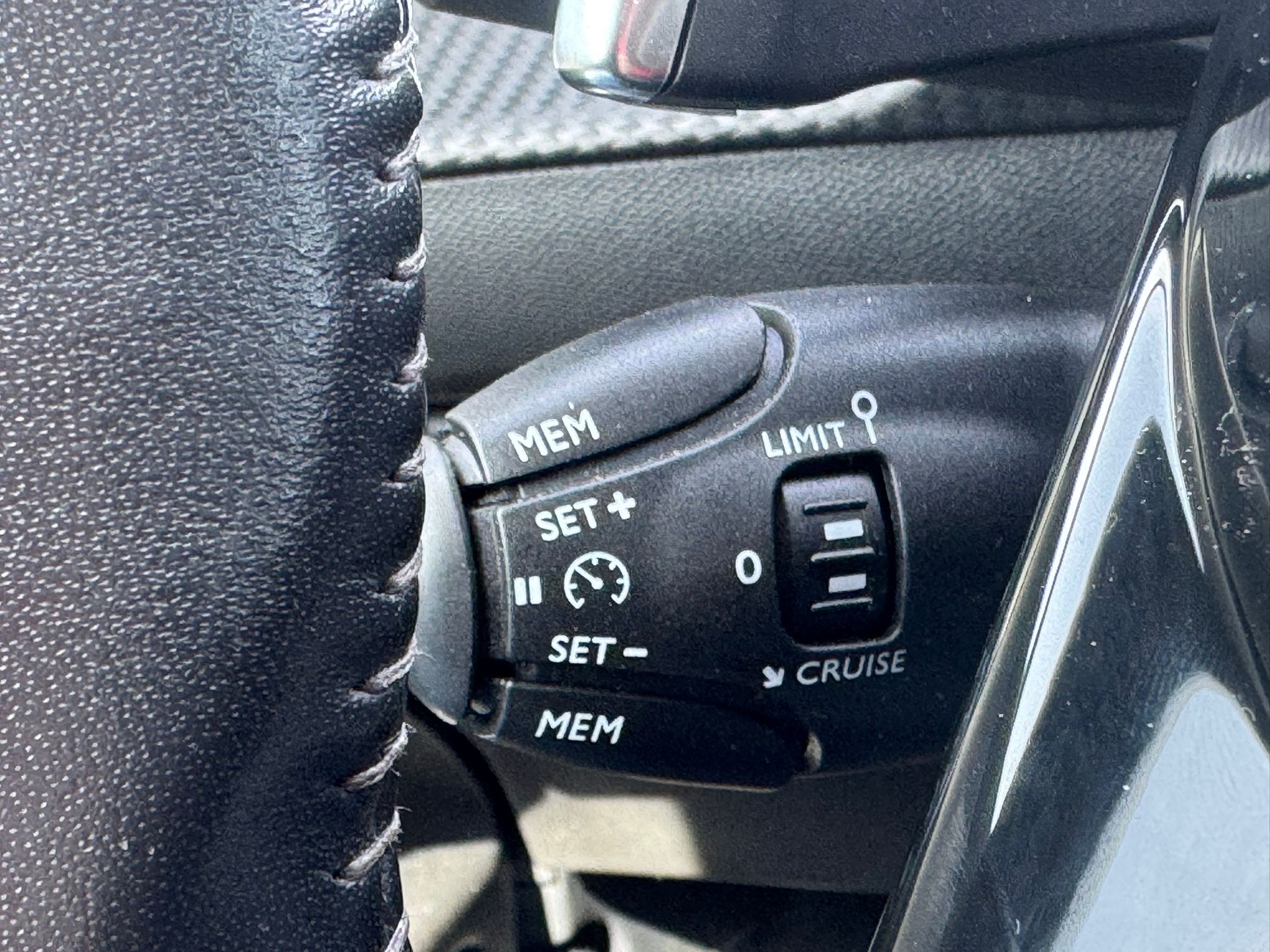 PEUGEOT 208 1.2 PureTech Allure EAT8-image-14