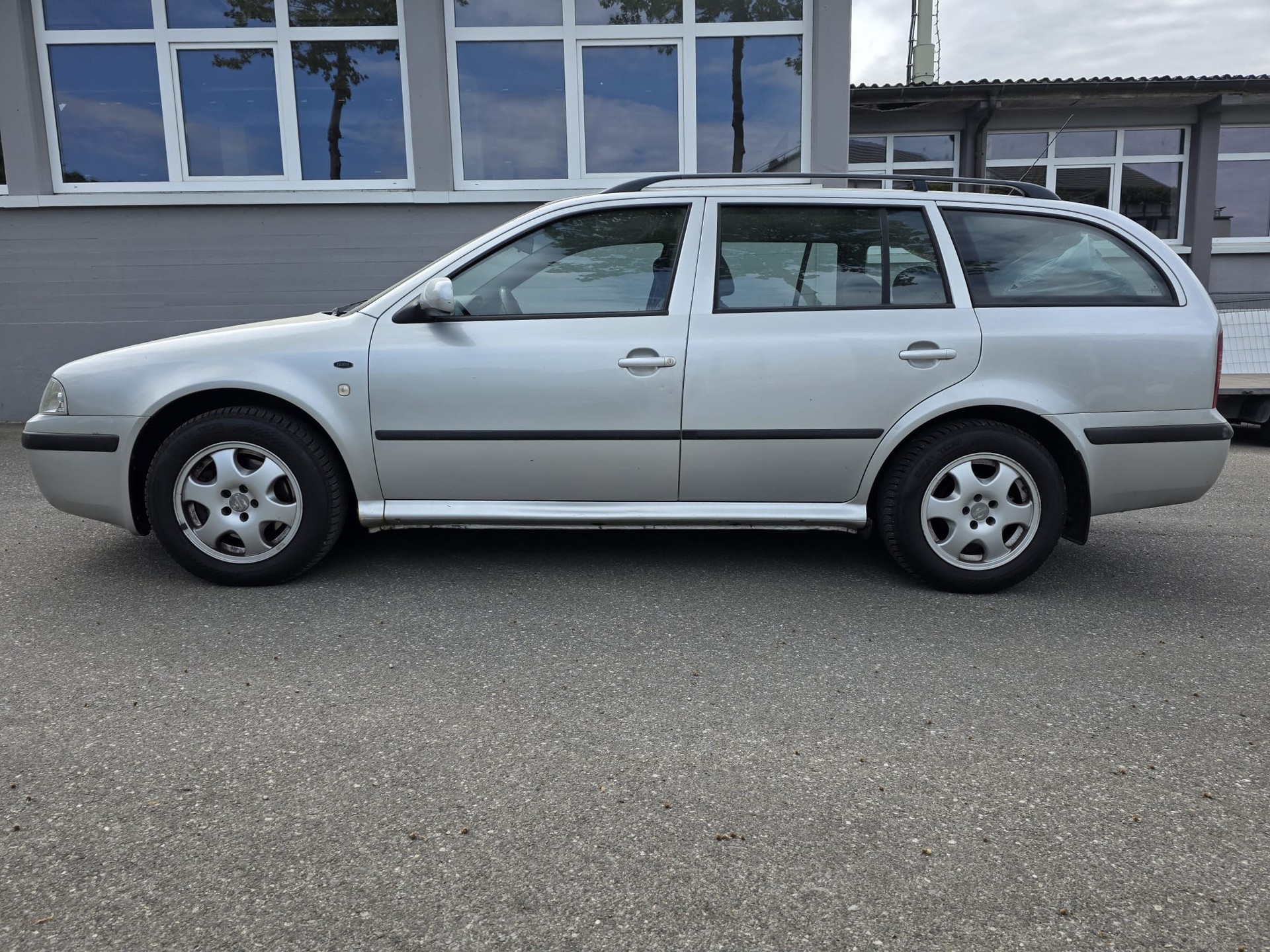 SKODA Octavia 1.8 Turbo Elegance-image-13