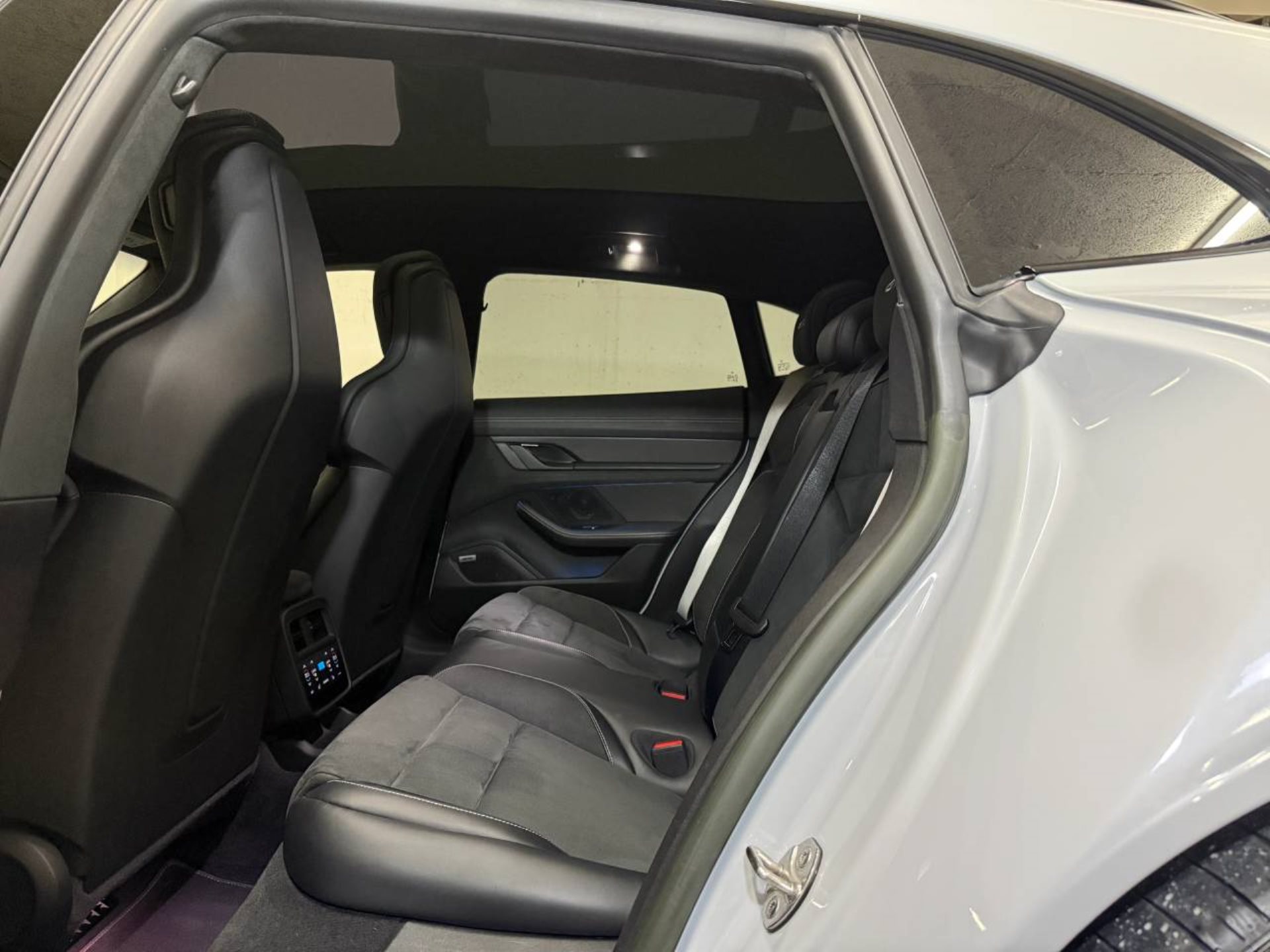 PORSCHE Taycan GTS Sport Turismo (MY23)-image-19