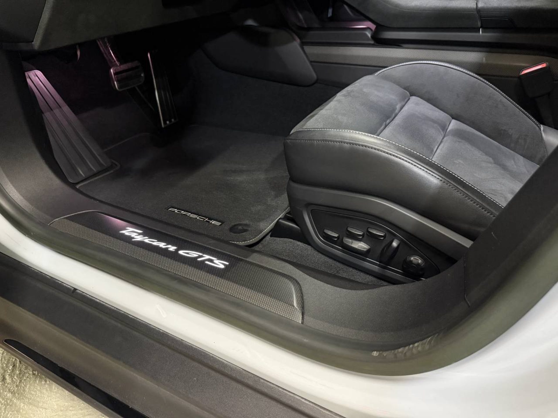 PORSCHE Taycan GTS Sport Turismo (MY23)-image-17