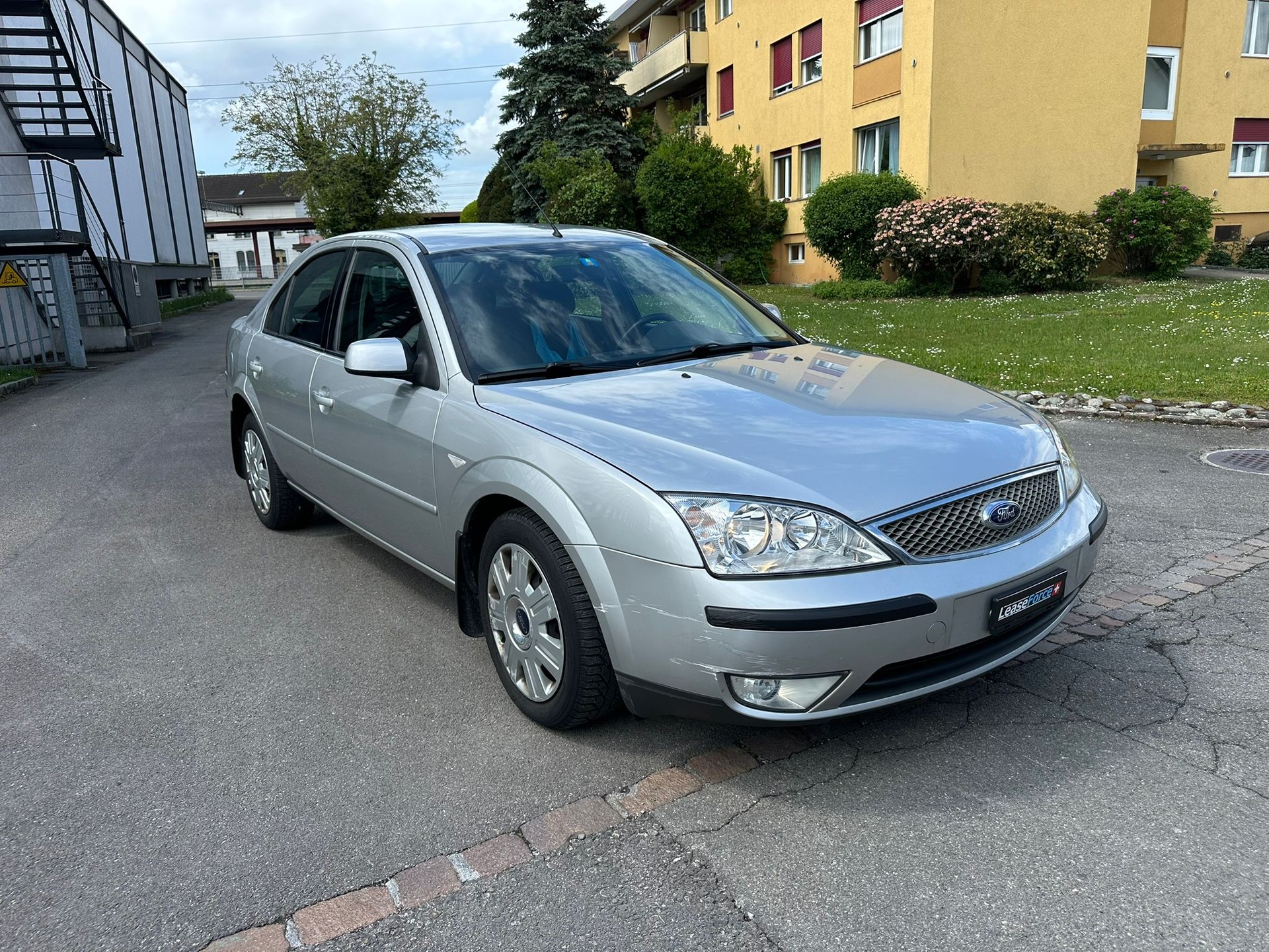 FORD Mondeo 2.0i 16V Trend-image-1