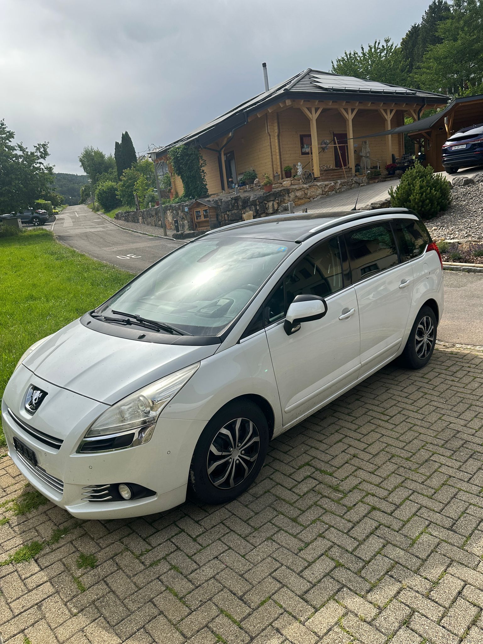 PEUGEOT 5008 2.0 HDI Business Automatic-image-1