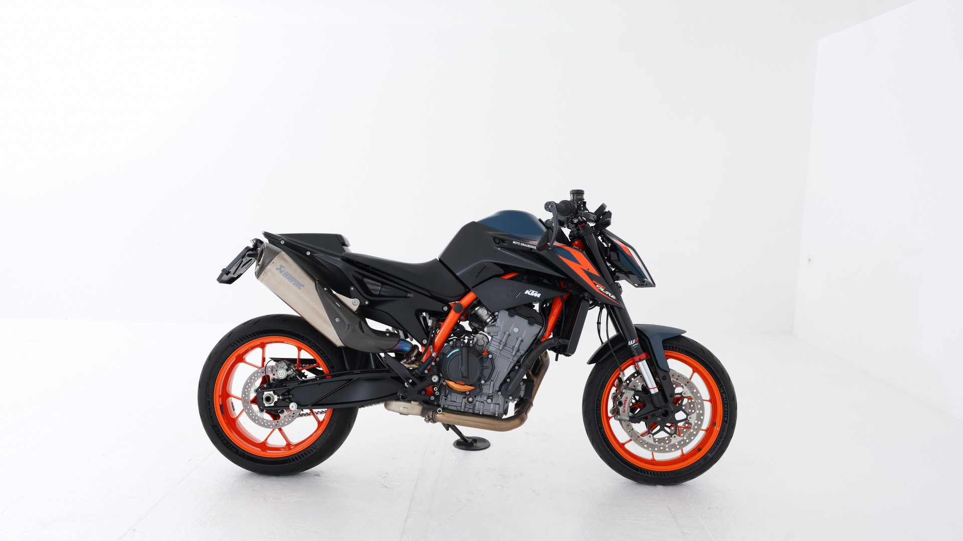KTM 890 Duke R-showroom-element-1