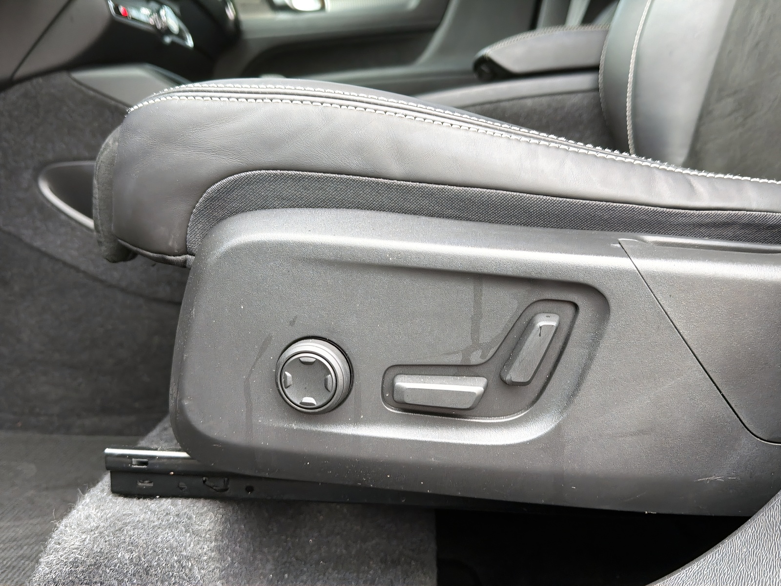 VOLVO XC40 1.5 T4 PiH R-Design-image-7