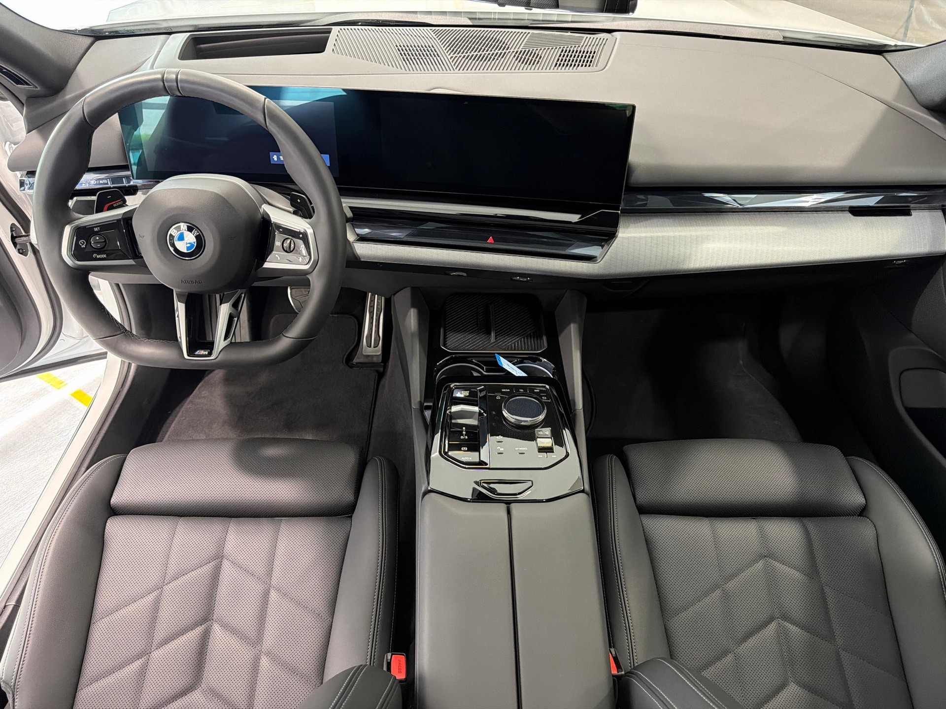 BMW 520d xDrive Touring-image-12