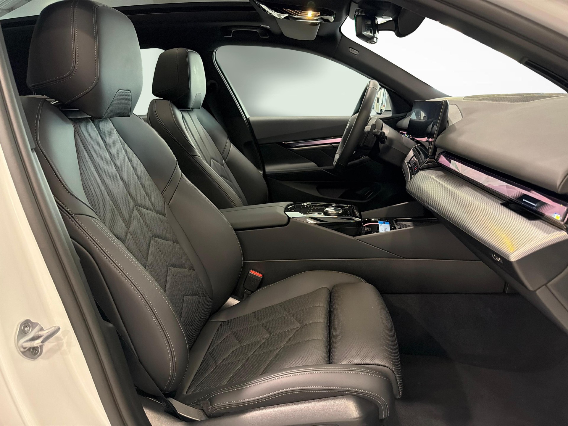 BMW 520d xDrive Touring-image-11