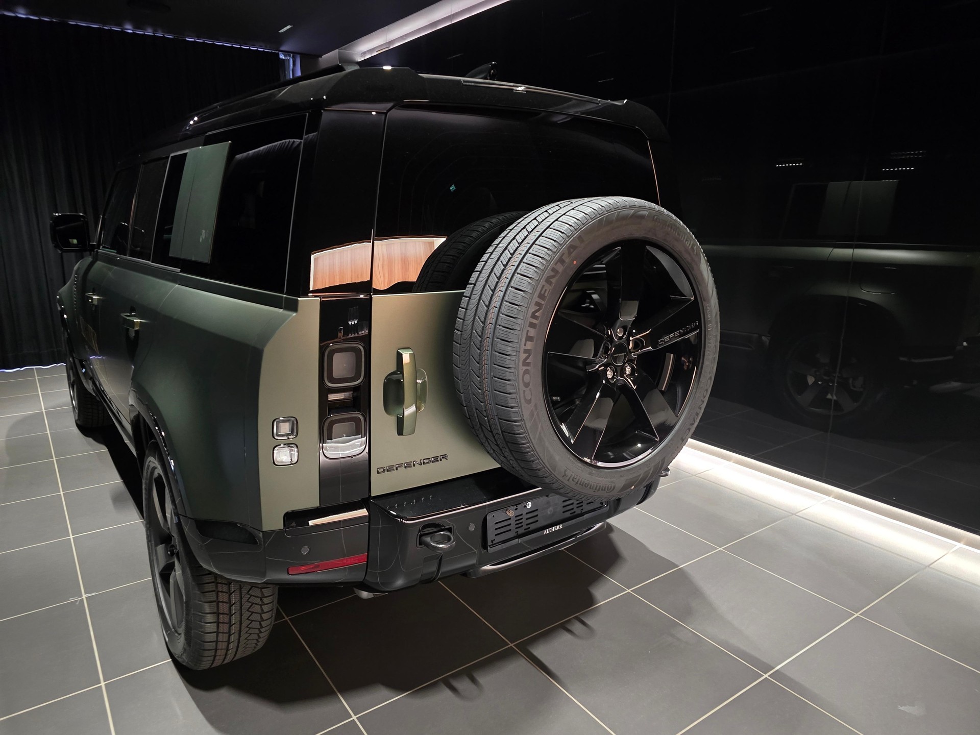 LAND ROVER Defender 110 3.0 D I6 350 X-Dynamic HSE-image-2