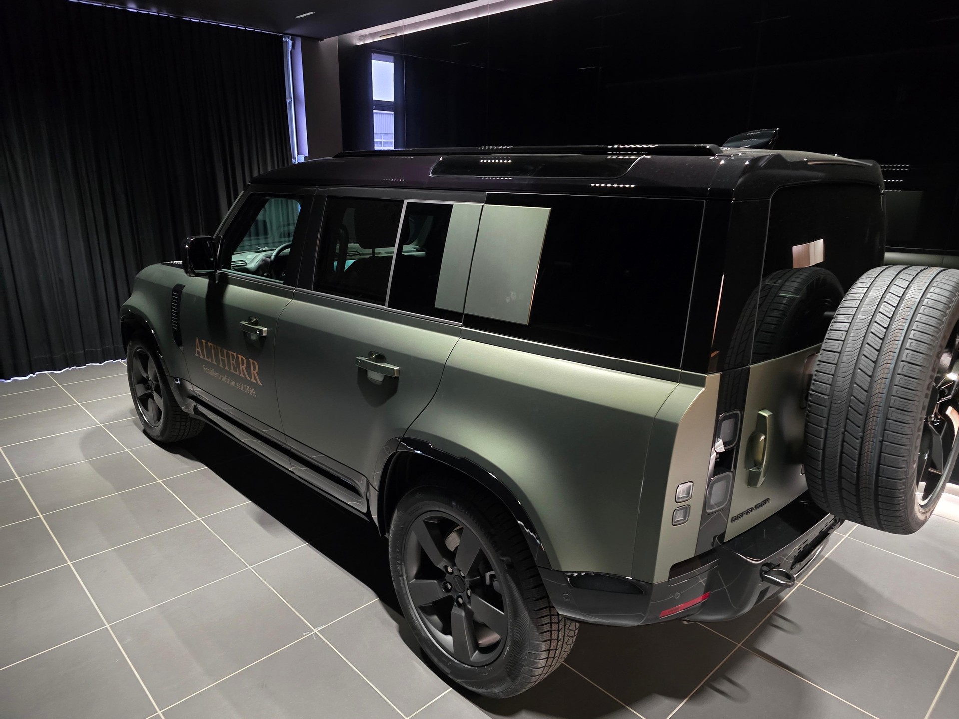 LAND ROVER Defender 110 3.0 D I6 350 X-Dynamic HSE-image-1
